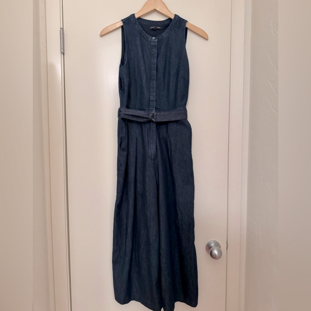 Banana Republic size 4 demin jumpsuit. Sleeveless. Tie belt.